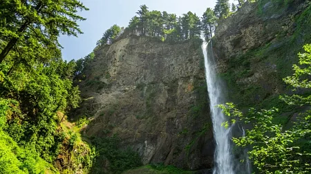 water falling at Multnomah Falls